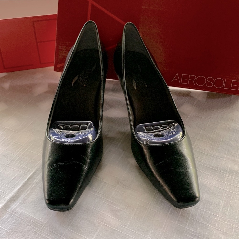 Aerosoles Cheerful black leather pumps, size 9
